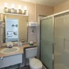 Entreprises 3 image OASIS INN travel & tourism dans Kelowna BC